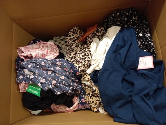 LOT OF APPROX 25 ASSORTED ITEMS OF CLOTHING IN VARYING STYLE'S/SIZES/COLOURS TO INCLUDE: TROUSERS, TOPS, DRESSES