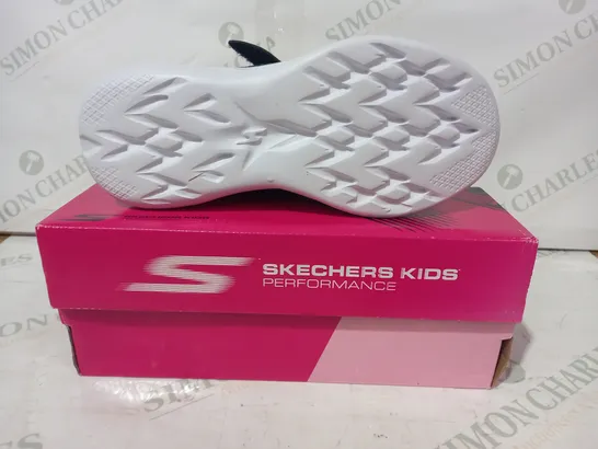 BOXED PAIR OF SKECHERS SHIMMER SPEEDER TRAINERS IN BLACK/MULTICOLOUR UK SIZE 1