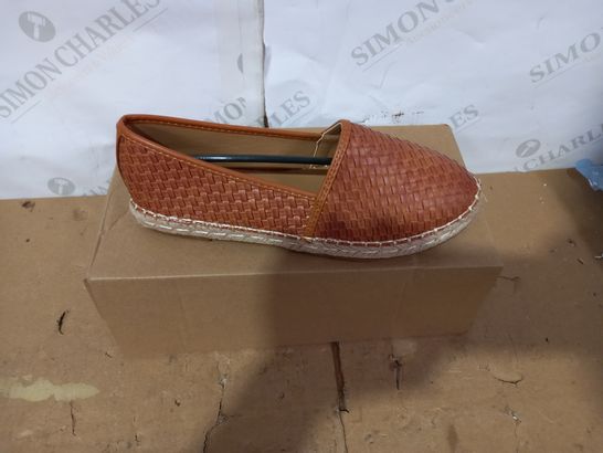 BOXED PAIR OF BOHOO BROWN SHOES SIZE 4