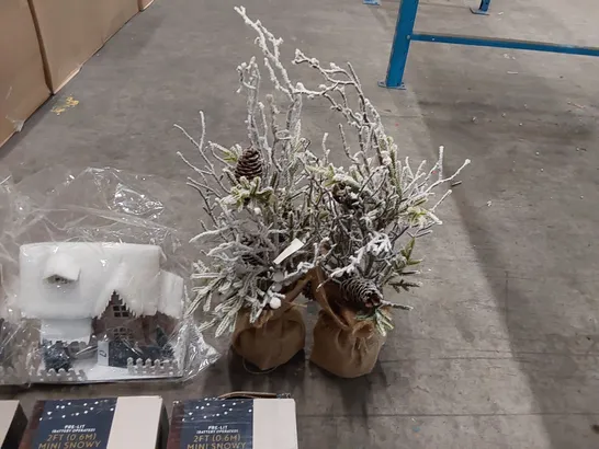 LOT OF BRAND NEW CHRISTMAS DECORATIONS TO INCLUDE; 4X 2FT PRE-LIT MINI SNOWY TREES, 2X POT PLANT IN HESSIAN DECORATIONS, 2X CHRISTMAS HOUSES, 1X GINGERBREAD DRAFT EXCLUDER (9 ITEMS)