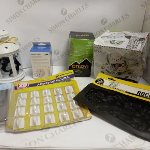 BOX OF APPROXIMATELY 10 ASSORTED HOUSEHOLD ITEMS TO INCLUDE PLUG TIMER, COCKTAIL ICE MOULDS, ADHESIVE HOOKS ETC 