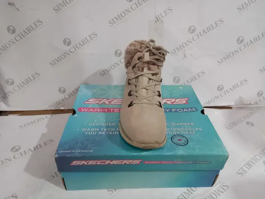 BOXED PAIR OF SKECHERS SYNERGY BOOTS NATURAL SIZE 7