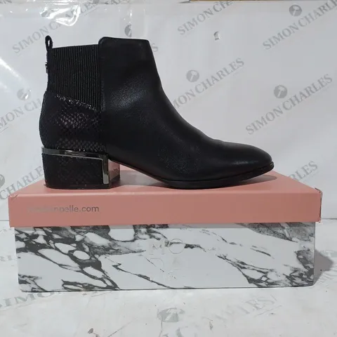 BOXED PAIR OF MODA IN PELLE LILITH ANKLE BOOTS IN BLACK LEATHER SIZE 5