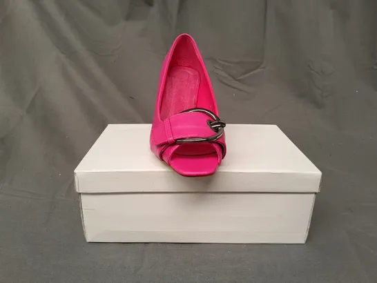 BOXED PAIR OF DESIGNER OPEN TOE MID HEELED SHOES IN FUCHSIA EU SIZE 36