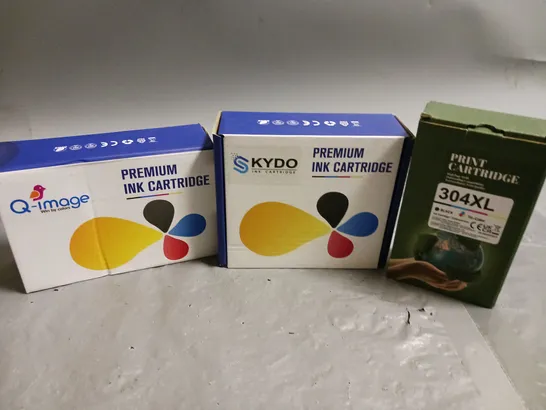 APPROXIMATELY 30 ASSORTED INK PRINTER INKS & ACCESSORIES TO INCLUDE SKYDO PREMIUM INK CARTRIDGE, Q-IMAGE PREMIUM INK CARTRIDGE, 304XL TRI-CLOUR PRINT CARTRIDGE, ETC