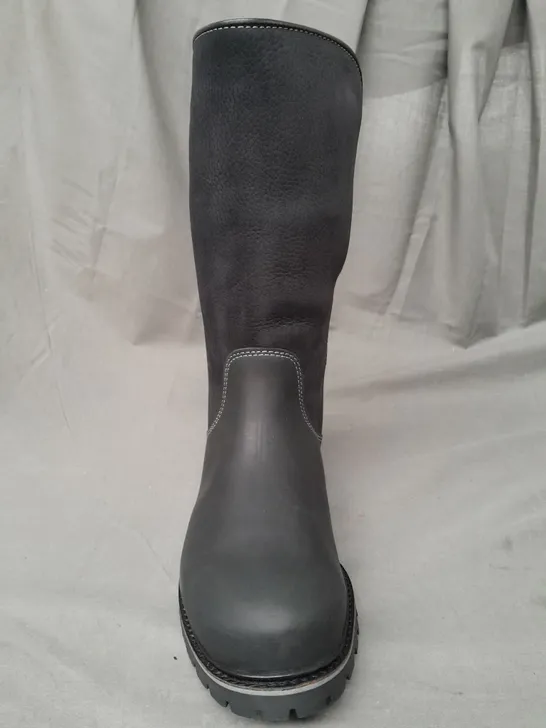 BOXED PAIR OF BAREBACK QUEBEC WATERPROOF BOOTS IN BLACK EU SIZE 38