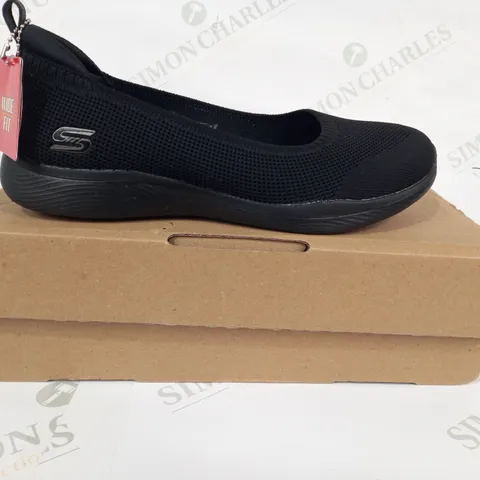 PAIR OF SKECHERS AIR-COOLED MEMORY FOAM SLIP-ON SHOES IN BLACK SIZE 5