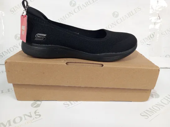 PAIR OF SKECHERS AIR-COOLED MEMORY FOAM SLIP-ON SHOES IN BLACK SIZE 5