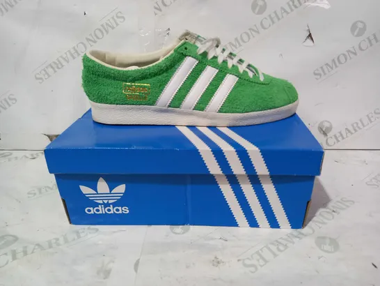 BOXED PAIR OF ADIDAS GAZELLE SHOES IN GREEN/WHITE UK SIZE 7