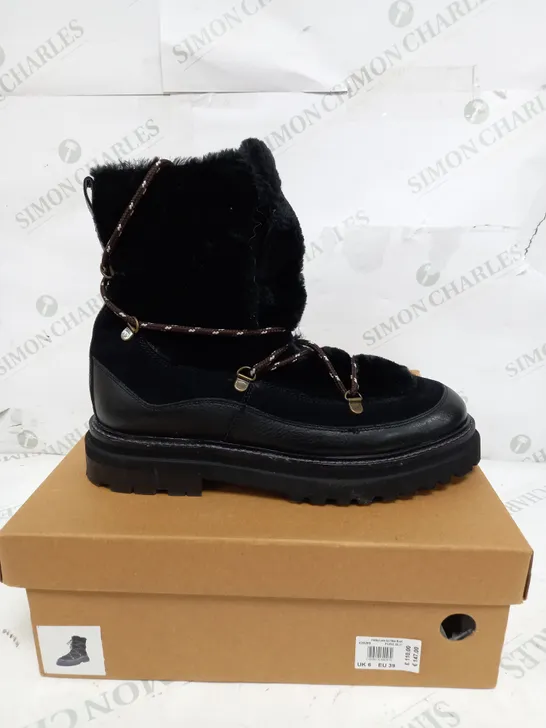 BOXED PAIR OF WHITE STUFF HAILEY LACE UP HIKER BOOT IN BLACK - UK 6 