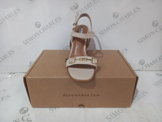 BOXED PAIR OF DUNE LONDON LEATHER SNAFFLE BLOCK HEEL SANDALS IN BEIGE SIZE 6