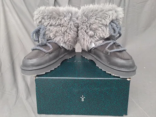 BOXED PAIR OF EMU AUSTRALIA WATER RESISTANT BOOTS IN CHARCOAL SIZE 8