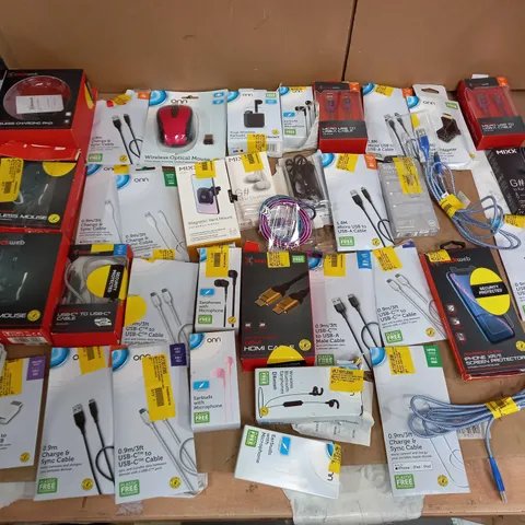 LOT OF APPROX 40 ASSORTED TECH ITEMS TO INCLUDE CHARGING CABLES, EARPHONES, PC MICE ETC