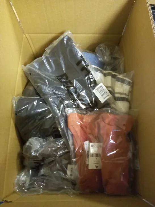 BOX OF APPROXIMATELY 15 ASSORTED CLOTHING ITEMS TO INCLUDE T-SHIRTS AND JEANS