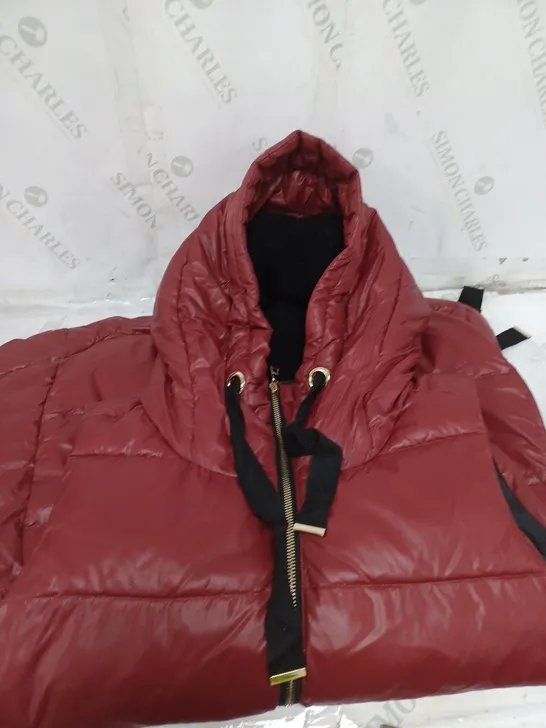 NUAGE LONG PADDED HOODED GILET. ZIP AND POPPER FASTENING. 2 FRONT POCKETS. RED SIZE SMALL