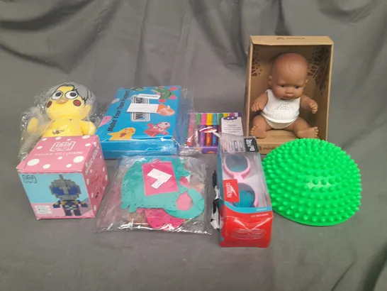 BOX OF APPROX 15 ASSORTED TOYS AND GAMES TO INCLUDE - TEDDIES, DOLLS AND BUILDING BLOCKS