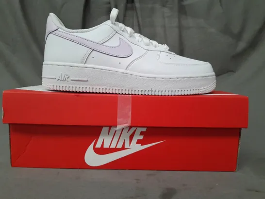 BOXED PAIR OF NIKE AIR FORCE 1 '07 SHOES IN WHITE/PINK UK SIZE 5.5