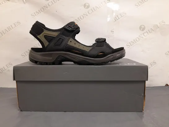 BOXED PAIR OF ECCO OPEN TOE SANDALS IN BLACK UK SIZE 9-9.5