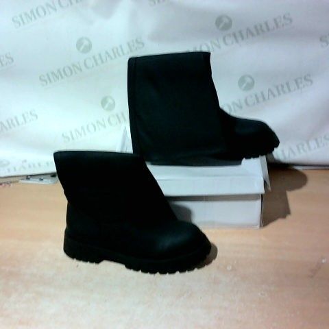 BOXED PAIR OF IDEAL SHOES BLACK BOOTS SIZE 41