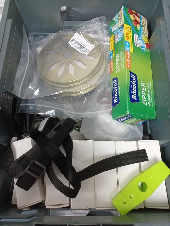 BOX OF APPROXIMATELY 20 ASSORTED HOUSEHOLD ITEMS TO INCLUDE ARTIST PAINTBRUSHES, CHARGER AND SOLAR LIGHTS