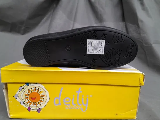 BOX OF APPROX 16 DEITY JUNIOR BLACK OPEN TOP SHOES IN VARIOUS SIZES