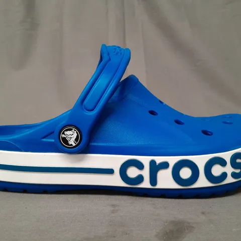 PAIR OF CROCS CLOGS IN BLUE SIZE M7/W9