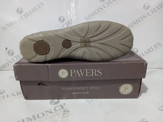 BOXED PAIR OF PAVERS SHOES IN WHITE SIZE 6