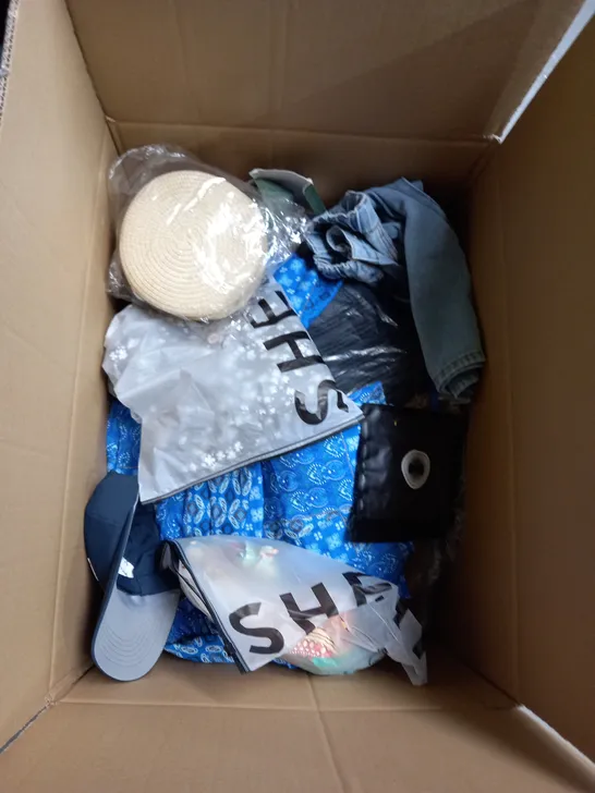 BOX OF APPROXIMATELY 25 ASSORTED CLOTHING ITEMS TO INCLUDE - JEANS, DRESSES, HAT ETC