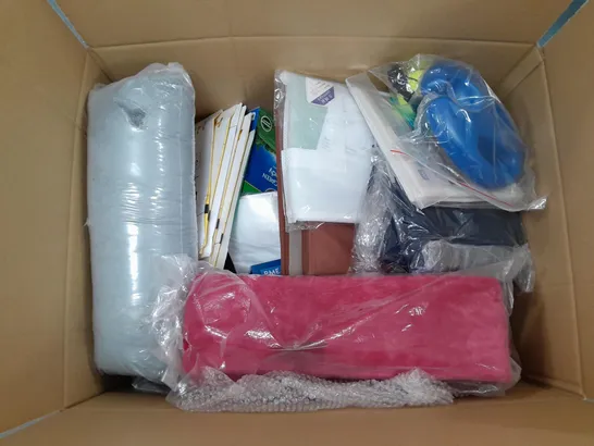 APPROXIMATELY 15 ASSORTED HOUSEHOLD ITEMS TO INCLUDE PORTLAND COURSE PLOTTER KIT, WAVES CUTLERY SET, FRYING PAN, ETC