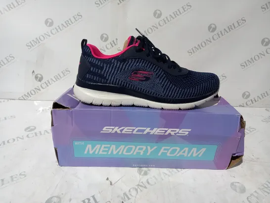 BOXED PAIR OF SKECHERS TRAINERS IN NAVY UK SIZE 7