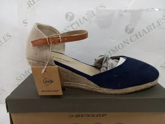 BOXED PAIR OF DUNLOP RANA III PLATFORM SHOES - UK 7