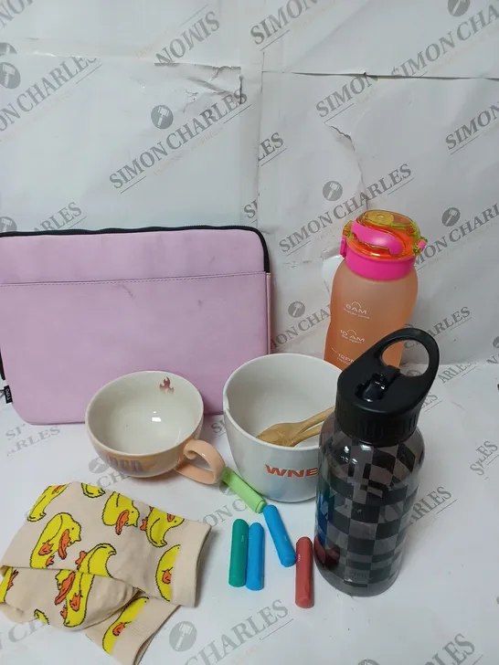 APPROXIMATELY 6 COTTON ON ITEMS INCLUDING LARGE WATER BOTTLES, PINK LAPTOP SLEEVE, LARGE FOOD BOWL