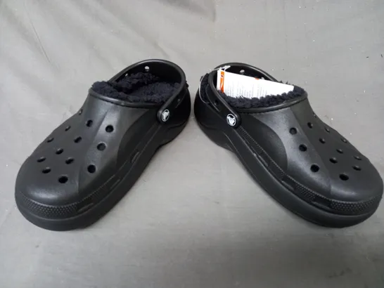 PAIR OF CROCS BAYA PLATFORM LINED CLOGS IN BLACK UK SIZE 4