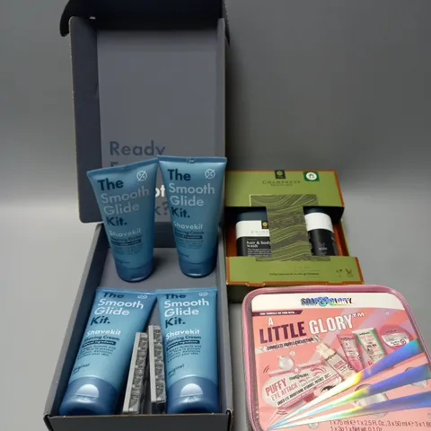 APPROXIMATELY 10 FRAGRANCE AND COSMETIC BOXSETS TO INCLUDE SOAP & GLORY A LITTLE GLORY SET, CHAMPNEYS REFRESH & RESET SET, THE SMOOTH GLIDE SHAVE KIT, ETC