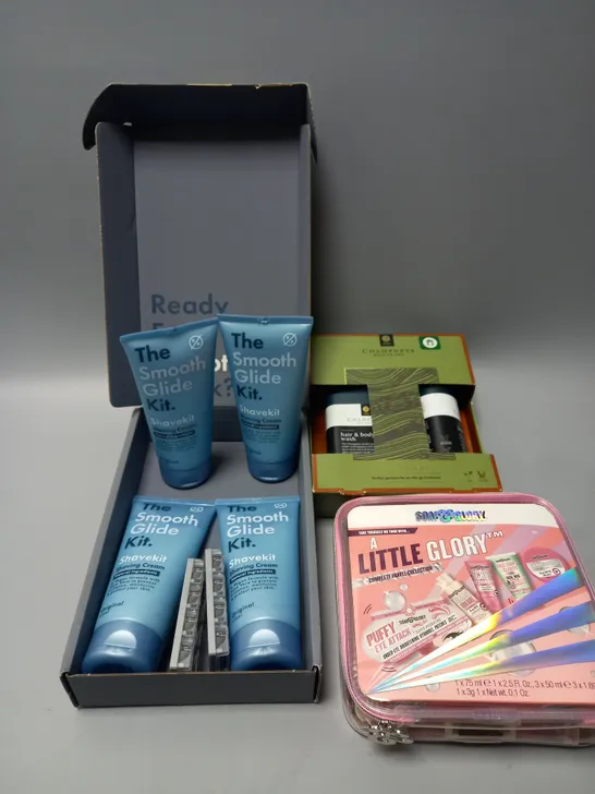 APPROXIMATELY 10 FRAGRANCE AND COSMETIC BOXSETS TO INCLUDE SOAP & GLORY A LITTLE GLORY SET, CHAMPNEYS REFRESH & RESET SET, THE SMOOTH GLIDE SHAVE KIT, ETC