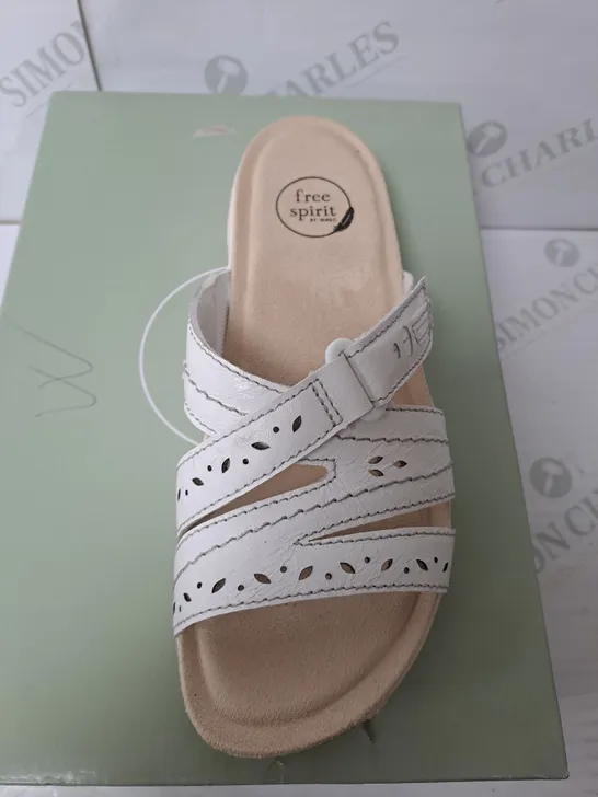 BOXED FREE SPIRIT WHITE LEATHER SANDALS SIZE 5