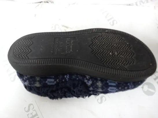 PAIR OF MUK LUKS ANAIS SLIPPERS NAVY SIZE 5