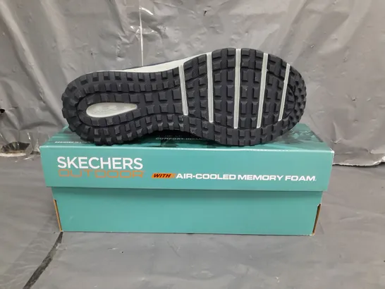 BOXED PAIR OF SKECHERS OUTDOOR MEMORY FOAM TRAINERS IN NAVY SIZE 6