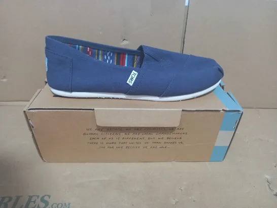 BOXED PAIR OF TOMS THE VENICE COLLECTION CANVAS SHOES IN NAVY UK SIZE 8