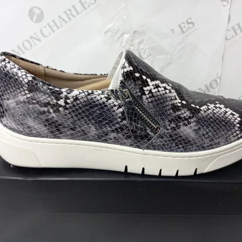 BOXED PAIR OF NATURALIZER PLATFORM SLIP ON SHOES IN PATTERNED GREY - SIZE 7