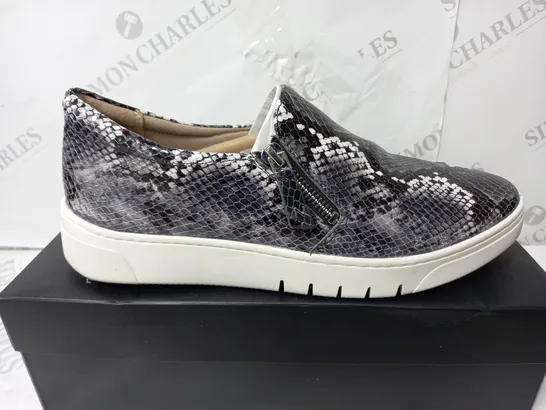 BOXED PAIR OF NATURALIZER PLATFORM SLIP ON SHOES IN PATTERNED GREY - SIZE 7