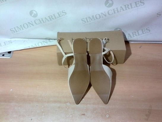 BOXED PAIR OF BOOHOO SHOES SIZE 5