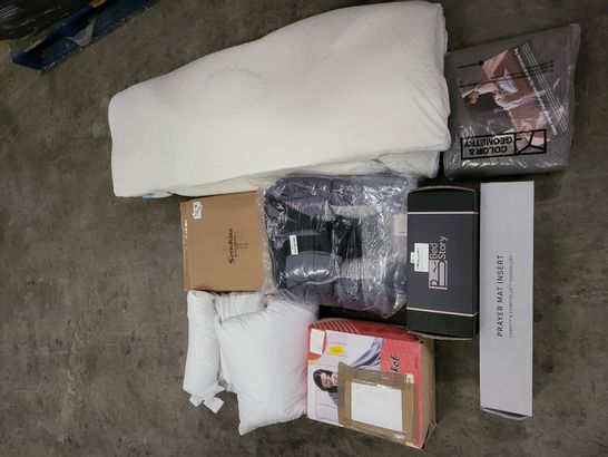 PALLET OF A SIGNIFICANT QUANTITY OF ASSORTED HOME ITEMS TO INCLUDE BED STORY MEMORY FOAM PILLOW, PRAYER MAT INSERT AND INDOOR WATERPROOF DOORMAT