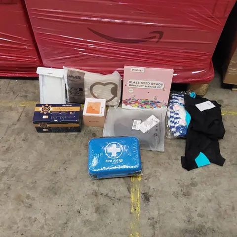 PALLET OF ASSORTED ITEMS INCLUDING: WOMEN'S CLOTHING, HATS, FIRST AID KIT, LED CHRISTMAS LIGHTS, BRACELET KIT, TOOTHPASTE SQUEEZER, PHONE CASE, SOCKS