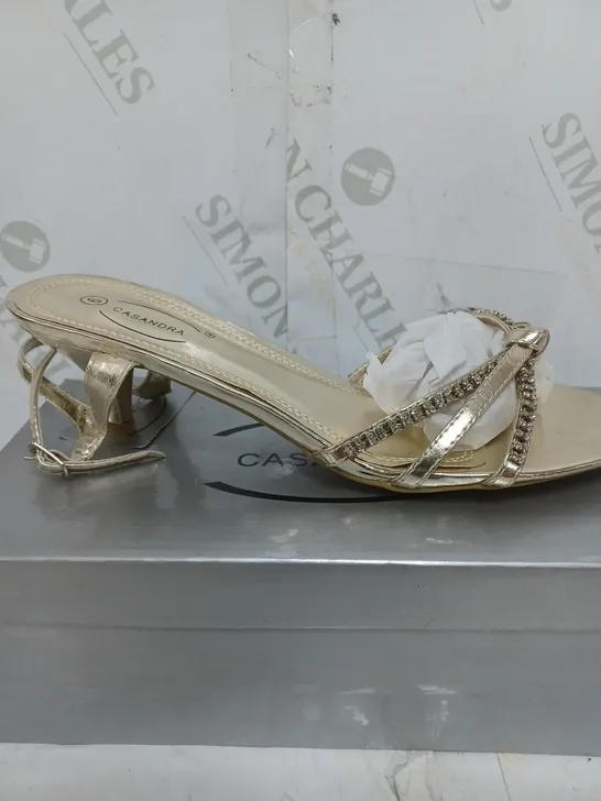 BOX OF APPROXIMATELY 15 ASSORTED SHOES TO INCLUDE SILVER HEELS, LOW GOLD HEELS, LOW CRÈME SHOES ETC