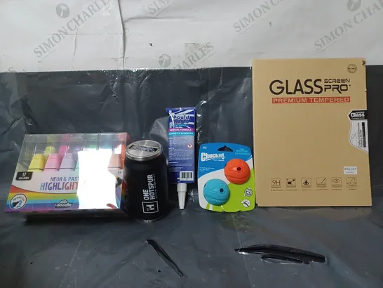 BOX OF APPROXIMATELY 15 ASSORTED ITEMS TO INCLUDE - CHUCKIT FETCH GAMES , MOULD MAGIC SURFACES , I-DOODLE HIGHLIGHTERS ETC