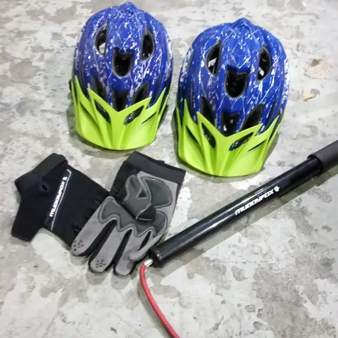 ASSORTED CYCLING PRODUCTS TO INCLUDE; MUDDYFOX HELMETS, GLOVES AND STABILISERS