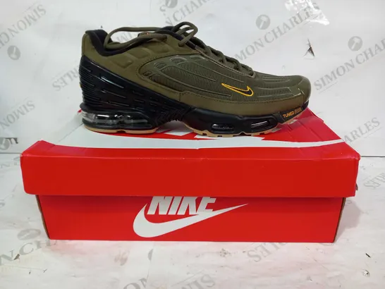 BOXED PAIR OF NIKE AIR MAX PLUS III SHOES IN OLIVE/BLACK UK SIZE 9