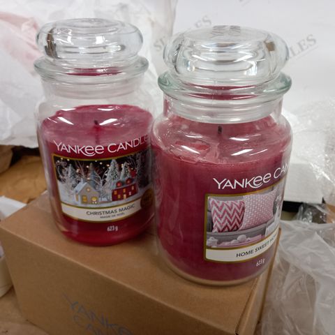YANKEE CANDLE DRIVING HOME FOR CHRISTMAS SET OF LARGE JAR CANDLES AND CAR JAR AIR FRESHENERS