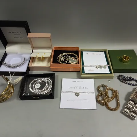 APPROXIMATELY 30 ASSORTED JEWELLERY PRODUCTS TO CONTAIN RINGS, NECKLACES, WATCHES ETC 